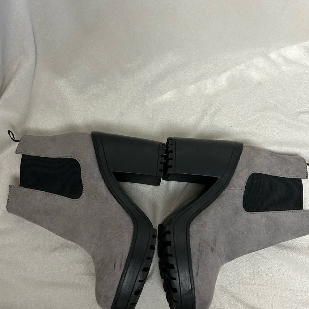 DIVIDED Gray Suede Women's Chunky Comfortable & Sturdy Ankle Boots Size 37 / 6.5 - Picture 2 of 3